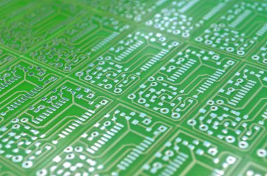 Arkaplan olarak yeşil elektronik devre kartlarının yakın plan görüntüsü