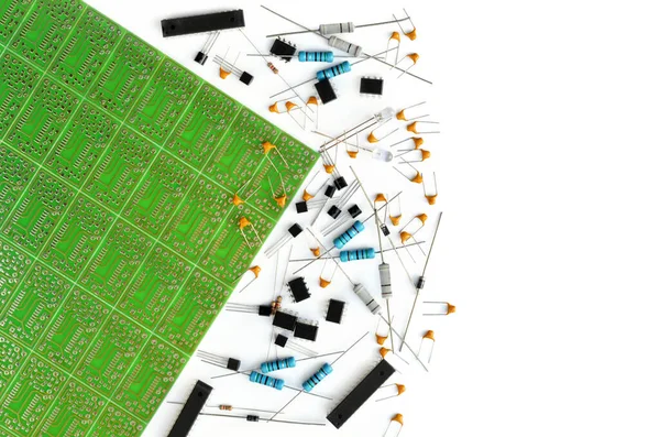 Componenti elettronici su sfondo bianco — Foto Stock