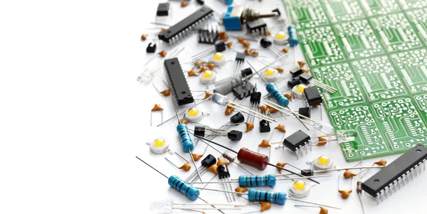 Beyaz arkaplanda elektronik bileşenler