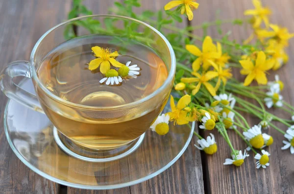 Frisch zubereiteter Johanniskrauttee mit Kamille — Stockfoto