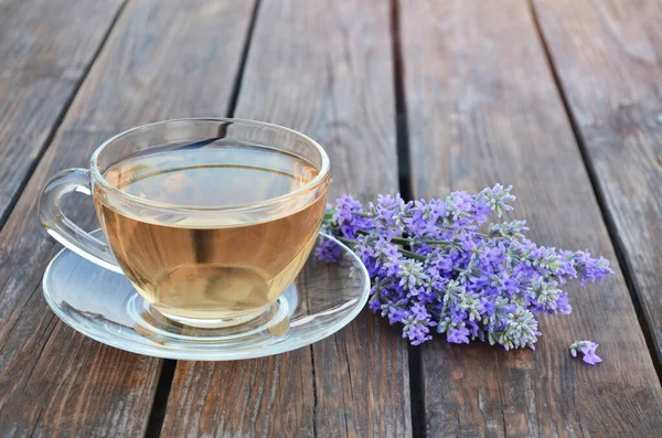 Tasse gesunder heißer Lavendeltee und Blumenstrauß — Stockfoto