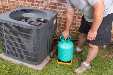 Air Conditioenr Bakım teknisyeni buzdolabı ekliyor