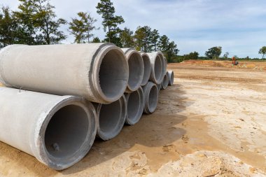 İnşaat sahasında birikmiş Beton drenaj boruları yeni ev geliştirme çalışmaları için.