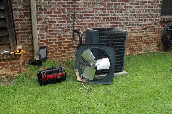 空调机压缩机冷凝器线圈 装有风扇和工具 安装在砖房旁边维修 — 图库照片