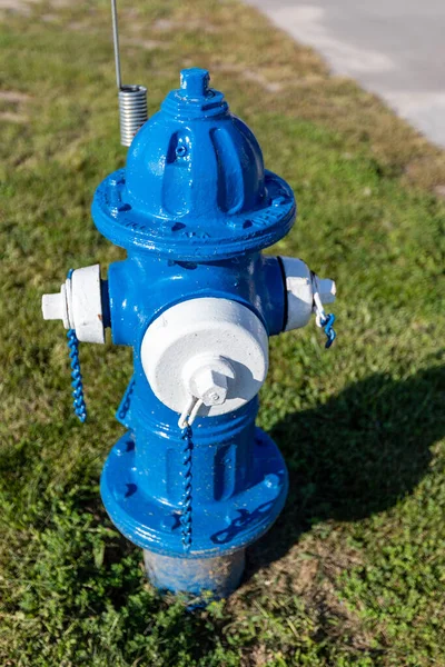 Farbenfroher Blauer Und Weißer Feuerhydrant Zur Versorgung Mit Viel Wasser — Stockfoto