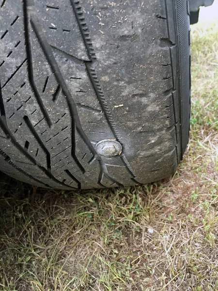 Bolzen Beschädigten Reifen Wodurch Platt Wird Und Reparaturbedürftig Ist — Stockfoto