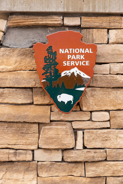 Carlsbad, NM / USA: Логотип Службы национальных парков на вывеске
