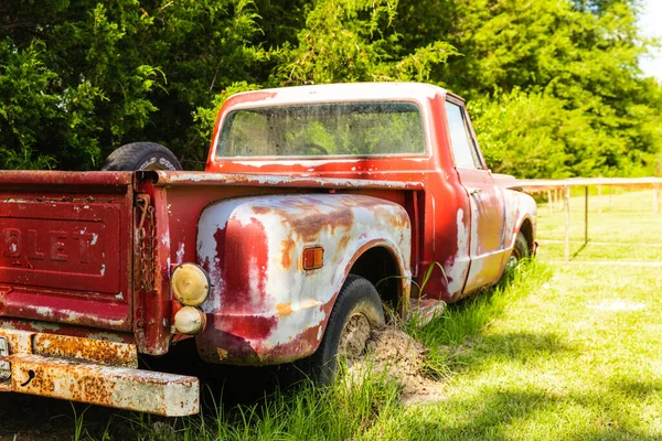 Camion Rouge Antique Abandonné Stationné Dans Champ Sur Une Ferme — Photo