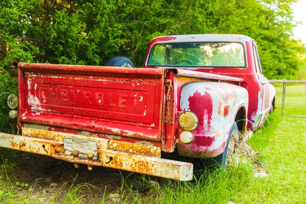 Brama Opuszczonej Czerwonej Ciężarówki Vintage Zaparkowanej Polu Farmie — Zdjęcie stockowe