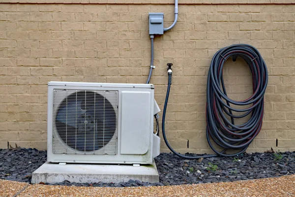 Climatiseur Mini Système Split Côté Maison Avec Mur Briques Peintes — Photo