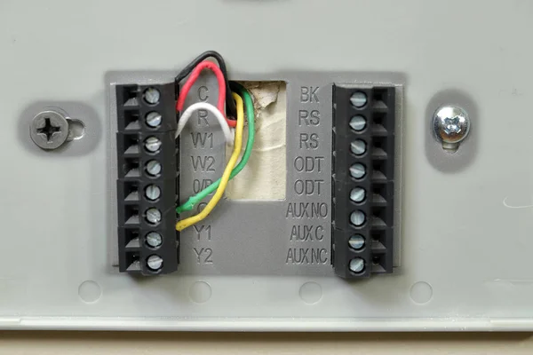 Primer Plano Del Cableado Del Termostato Pared Con Cables Color — Foto de Stock