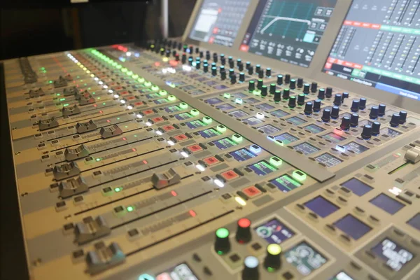 Szakmai Broadcast Audio Console Alacsony Szög Kilátás Faders — Stock Fotó