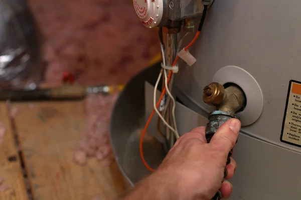 Mano Conecta Manguera Desagüe Del Calentador Agua Para Realizar Mantenimiento — Foto de Stock