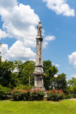 Port Gibson, MS / USA - 19 Haziran 2020: Claiborne County 'deki anıt, 1861-65 yılları arasında ölen iç savaş askerlerinin anısına.