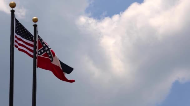 Verenigde Staten Vlag en staat Mississippi Vlag tegen blauwe lucht met wolken — Stockvideo