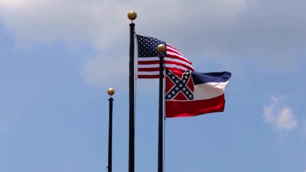 Bandera de los Estados Unidos y Estado de Mississippi Bandera contra el cielo azul con nubes — Vídeos de Stock