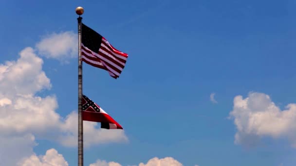 Estados Unidos Bandeira e Estado do Mississippi Bandeira contra o céu azul com nuvens — Vídeo de Stock