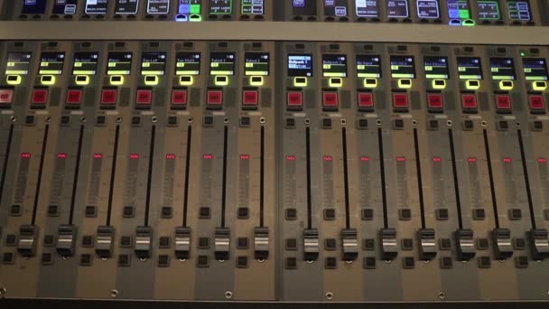 Digitale Audio Mixing Console met bewegende faders — Stockvideo