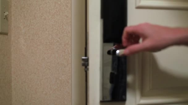 Hand sluiten en vergrendelen hoteldeur — Stockvideo