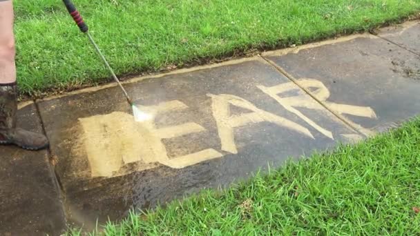 Удаление страха, использование мойки давления на грязном тротуаре — стоковое видео