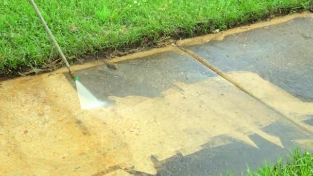 Špinavý chodník se čistí vodou z tlakové myčky — Stock video
