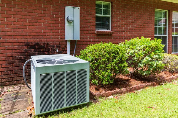 Older Style Air Conditioner Unit Next Home Brick Bushes Clean — Stock Photo, Image