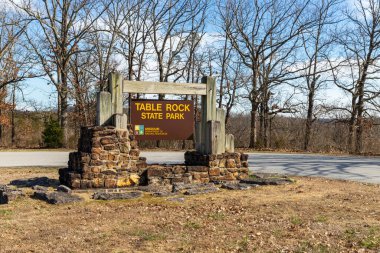 Branson, MO / USA - 11 Mart 2020: Masa Rock State Park giriş tabelası, Missouri Doğal Kaynaklar Bakanlığı tarafından yönetiliyor