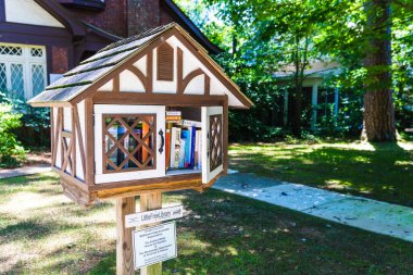 Jackson, MS, ABD - 10 Haziran 2020: Eudora Welty Evi yakınlarındaki Küçük Serbest Kütüphane, kapısı açık, Jackson Belhaven Mahallesi, MS