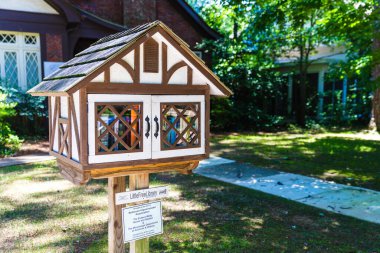 Jackson, MS, ABD - 10 Haziran 2020: Jackson Belhaven Mahallesi 'ndeki Eudora Welty House yakınlarındaki Little Free Library, MS