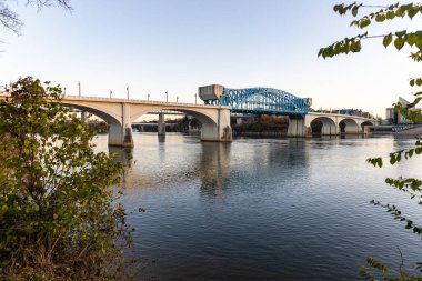 Chattanooga, TN, ABD: John Ross Köprüsü Chattanooga, TN 'de Tennessee Nehri' ni geçiyor