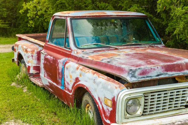 被遗弃的古董红色卡车停在农场的田里 — 图库照片