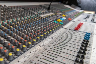 Müzik ve mikrofonları karıştırmak için kullanılan analog ses karıştırma konsolu