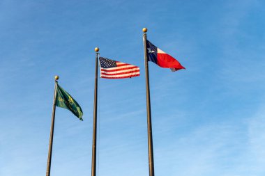 Amerikan Bayrağı ve Teksas Bayrağı ile Baylor Üniversitesi Bayrakları