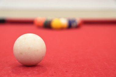 Bilardo masası, bilardo topu odaklı, toplar foucs 'un çok dışında, sığ saha derinliği