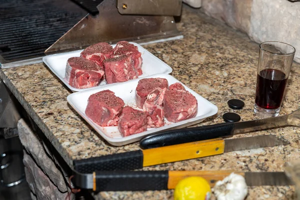 Steaky Ochucené Připravené Grilování Venkovní Terase — Stock fotografie