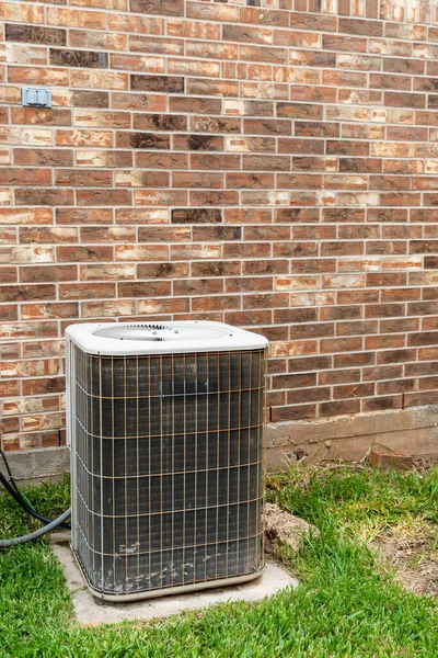 Oudere Hvac Airconditioner Systeem Naast Baksteen Huis Met Kopieerruimte — Stockfoto