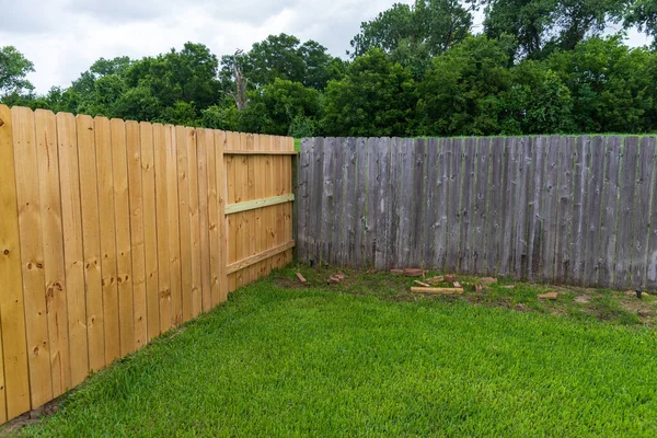 Recinzione Legno Privacy Nuova Vecchia Nello Stesso Cortile — Foto Stock