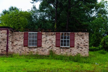 Yangından sonra kaybolan ev çatısı.
