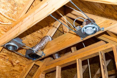 Yeni inşaat sırasında elektrik konserve lambaları ve havalandırmalar