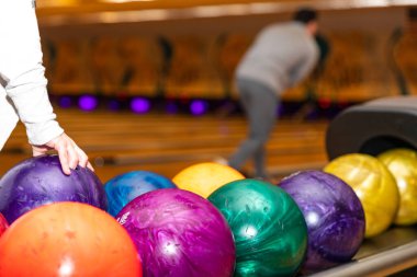 Bowling salonundan bowling topunu aldım..