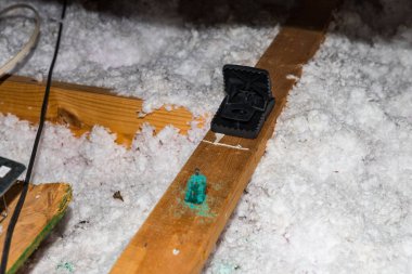 Tavan arasında fare kapanı ve zehir bloğu, seçici odaklanma