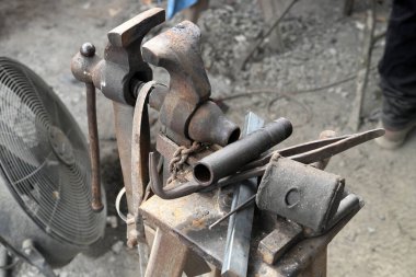 Balkçı atölyesindeki eski aletler mengene ve çekiç de dahil.