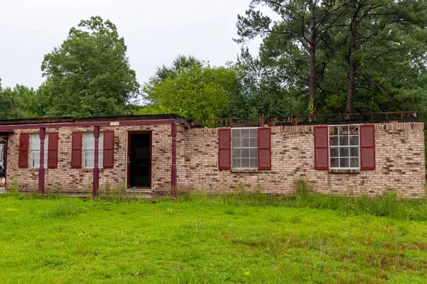 Yangından sonra kaybolan ev çatısı.