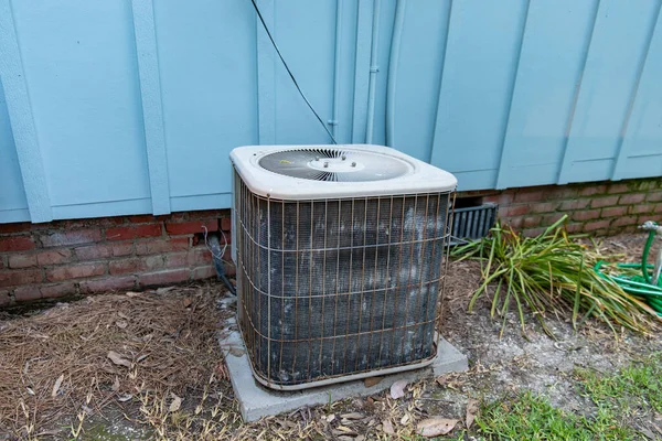 Oude Airconditioner Systeem Compressor Naast Huis Onderhoud Nodig — Stockfoto