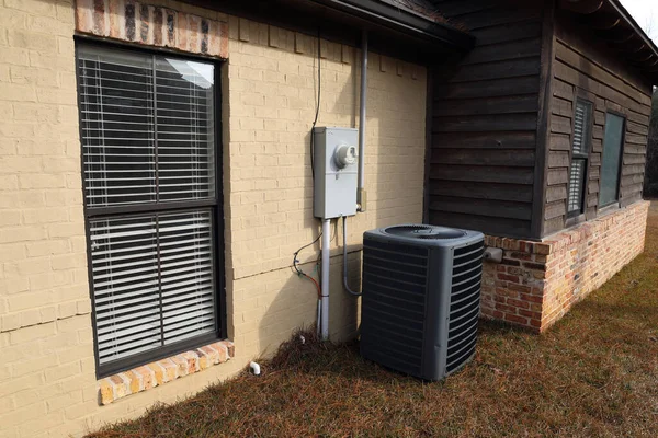 Unidad Compresor Condensador Aire Acondicionado Gris Junto Casa Ladrillo Pintado —  Fotos de Stock