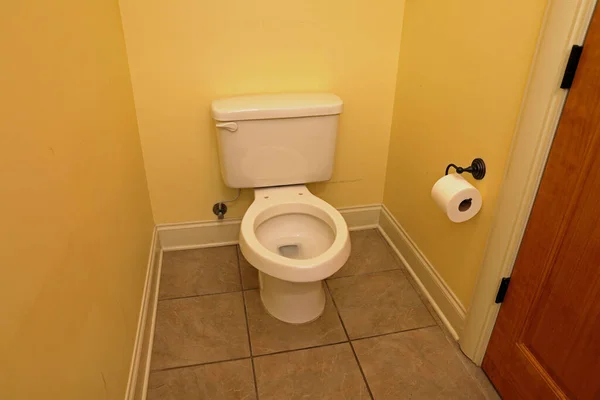 Toaleta Bez Siedzenia Małej Łazience — Zdjęcie stockowe