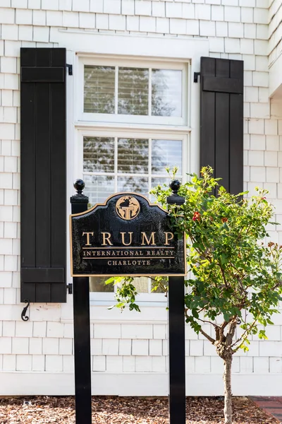 Semnează Pentru Biroul Trump International Realty Charlotte — Fotografie, imagine de stoc