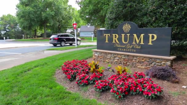 Kameraschwenks enthüllen Eintrittsschild zum Trump National Golf Club Charlotte.