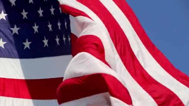 Чудовий американський прапор, що махає вітром, з яскраво-червоними білими і синіми кольорами, що повністю заповнюють раму — стокове відео