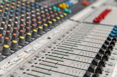 Müzik ve mikrofonları karıştırmak için kullanılan analog ses karıştırma konsolu